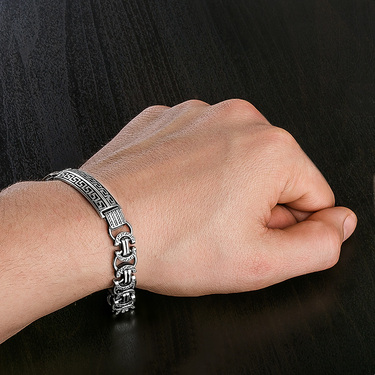 Серебряный мужской браслет с греческой проставкой, с чернением, ширина 1 см