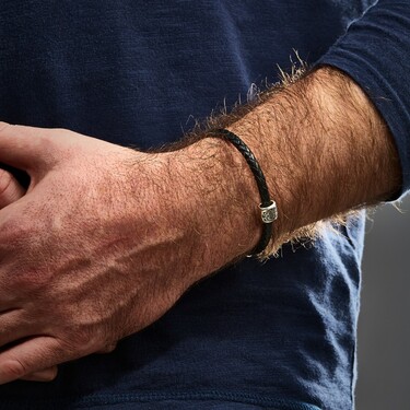 Браслет из плетеной кожи с серебряной вставкой 