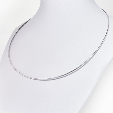 Серебряное женское колье-струна, плетение Снейк жесткий, покрытие родием