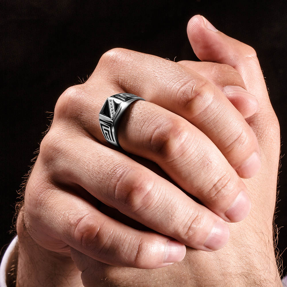 Печатка на палец мужская. Мужские кольца на руке. Мужской перстень на руке. Кольцо печатка мужская на руке.