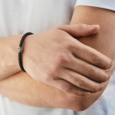 Браслет из плетеной кожи с серебряной вставкой 