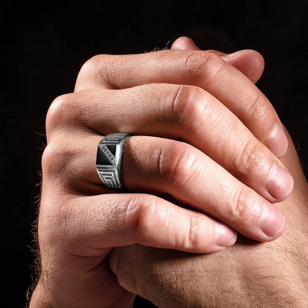 Печатка на палец мужская. Кольцо на палец мужское. Мужской перстень на руке. Печатки на пальцах. Кольцо перстень мужской.
