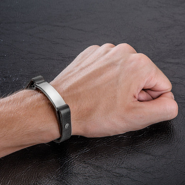 Браслет из черной кожи с серебряной вставкой, ширина 1,1 см