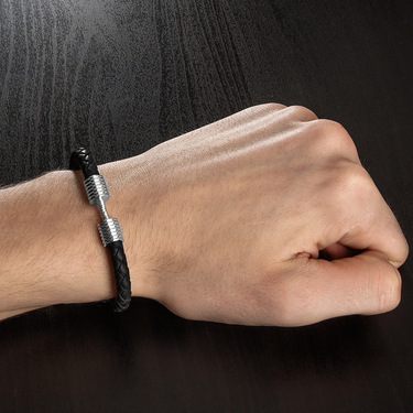 Кожаный браслет с серебряными вставками, ширина 0,8 см