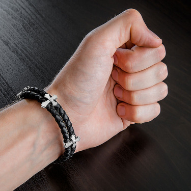 Браслет из плетеной кожи с серебряными вставками Латинские кресты, покрытие родий