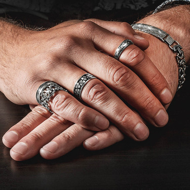 Серебряное мужское кольцо с белыми фианитами