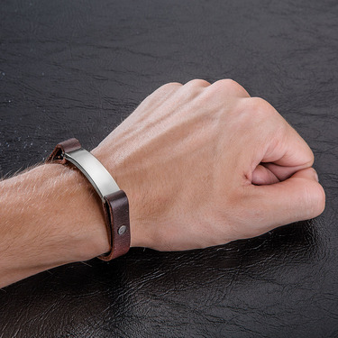 Браслет из коричневой кожи с серебряной вставкой, ширина 1,1 см