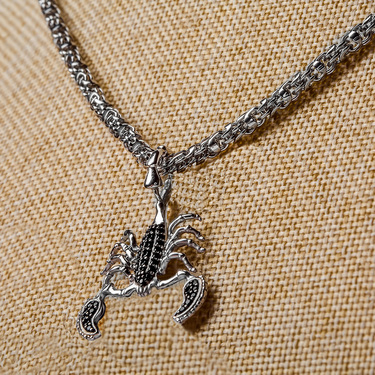 Серебряная подвеска с белыми и черными фианитами 