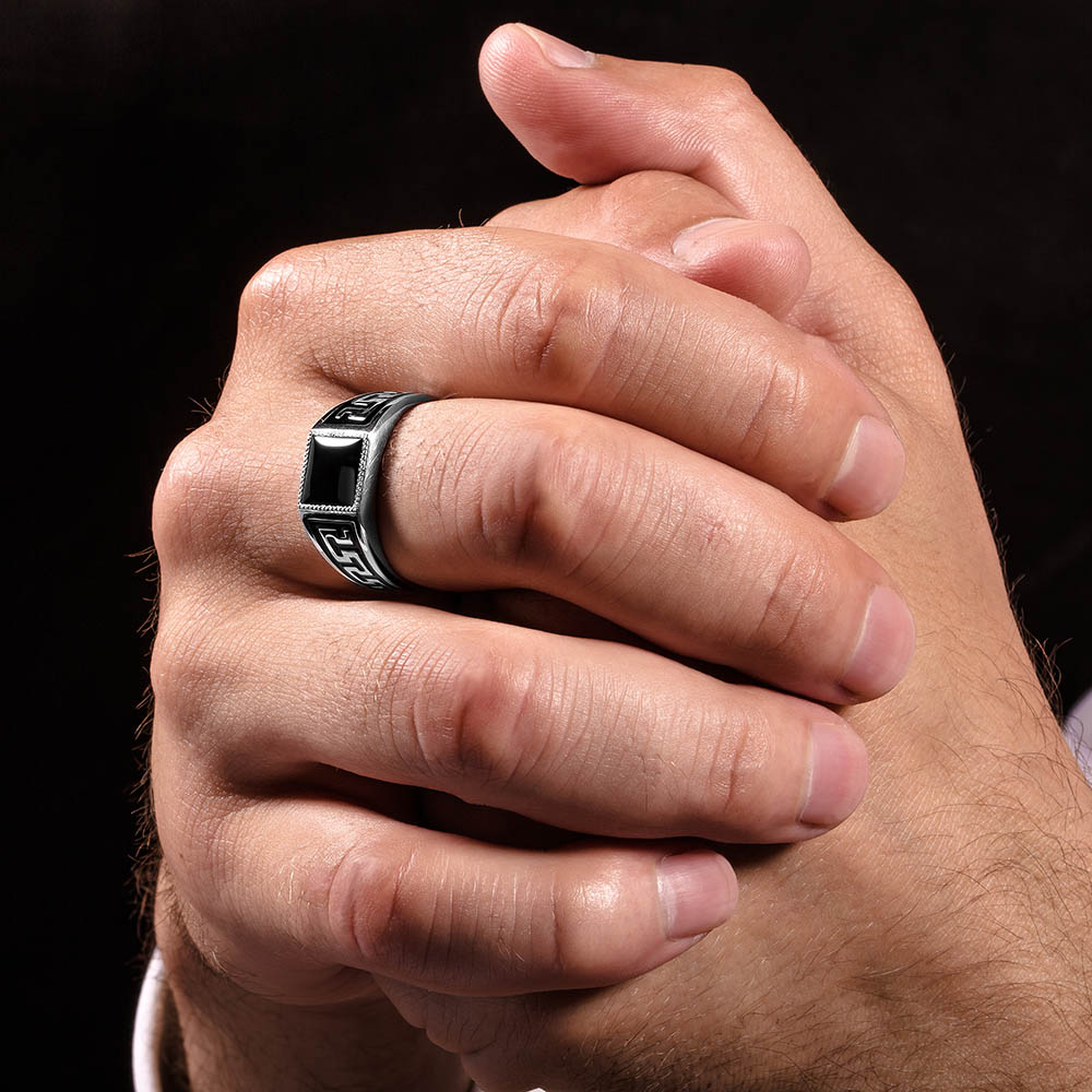 Мужские кольца значение. Мужские кольца на руке. Печатка на палец мужская. Мужской перстень на руке. Кольцо на мизинец мужское.