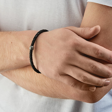 Браслет из плетеной кожи с серебряной вставкой 