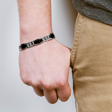 Серебряный мужской браслет со вставками из оникса, ширина 1 см
