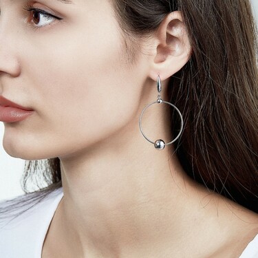 Серебряные серьги кольца с шариками, диаметр 3,7 см, родирование