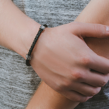 Браслет из плетеной кожи с серебряными вставками Лилия, ширина 5 мм