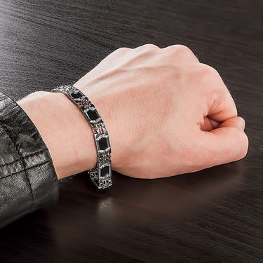 Серебряный браслет со вставками из оникса и фианитов, ширина 0,9 см