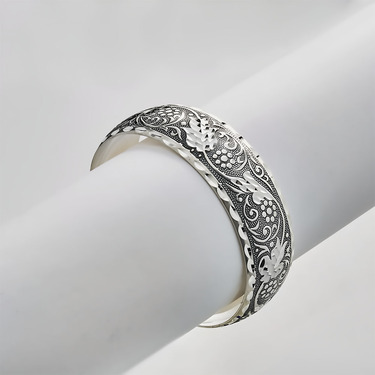 Серебряный женский жесткий браслет с алмазной огранкой, ширина 1,8 см