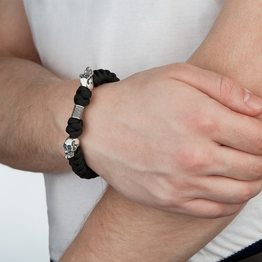 Браслет из паракорда с серебряной вставкой Череп в родии с чернением, шириной 1 см