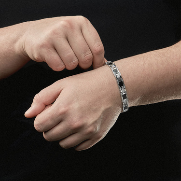 Серебряный мужской браслет, полужесткое плетение, с ониксом и фианитом, в родии, 0,9 см