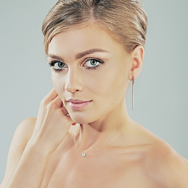 Женское колье-невидимка на леске с квадратной серебряной подвеской с фианитами, родирование