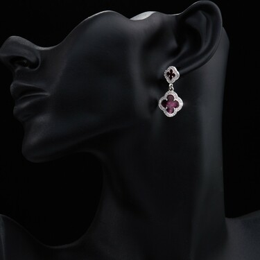 Серебряные серьги с четырехлистниками с фиолетовой эмалью и белыми фианитами, в родии