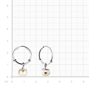 Серебряные классические гладкие серьги Кольца / Конго / Круглые с подвеской из культ. жемчуга, родий