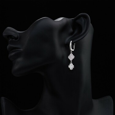 Серебряные серьги с подвесками в форме четырехлистников из белого оникса и циркониев, в родии