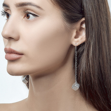 Серебряные серьги с подвесками-кубиками на цепях, с матированием, покрытие родием
