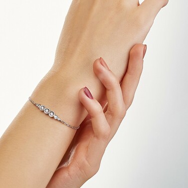 Утонченный серебряный женский браслет с вставкой из белых фианитов, в родии