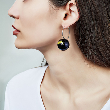 Серебряная моно серьга шар 