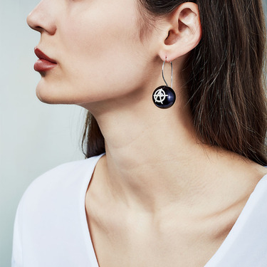 Серебряная моно серьга шар 