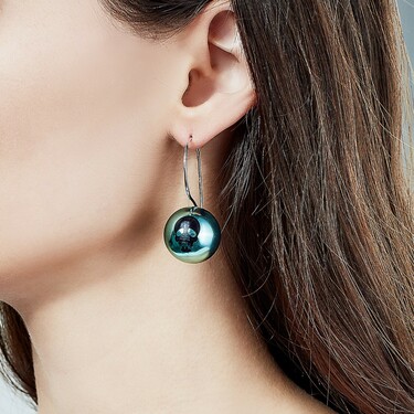 Серебряная моно серьга шар 