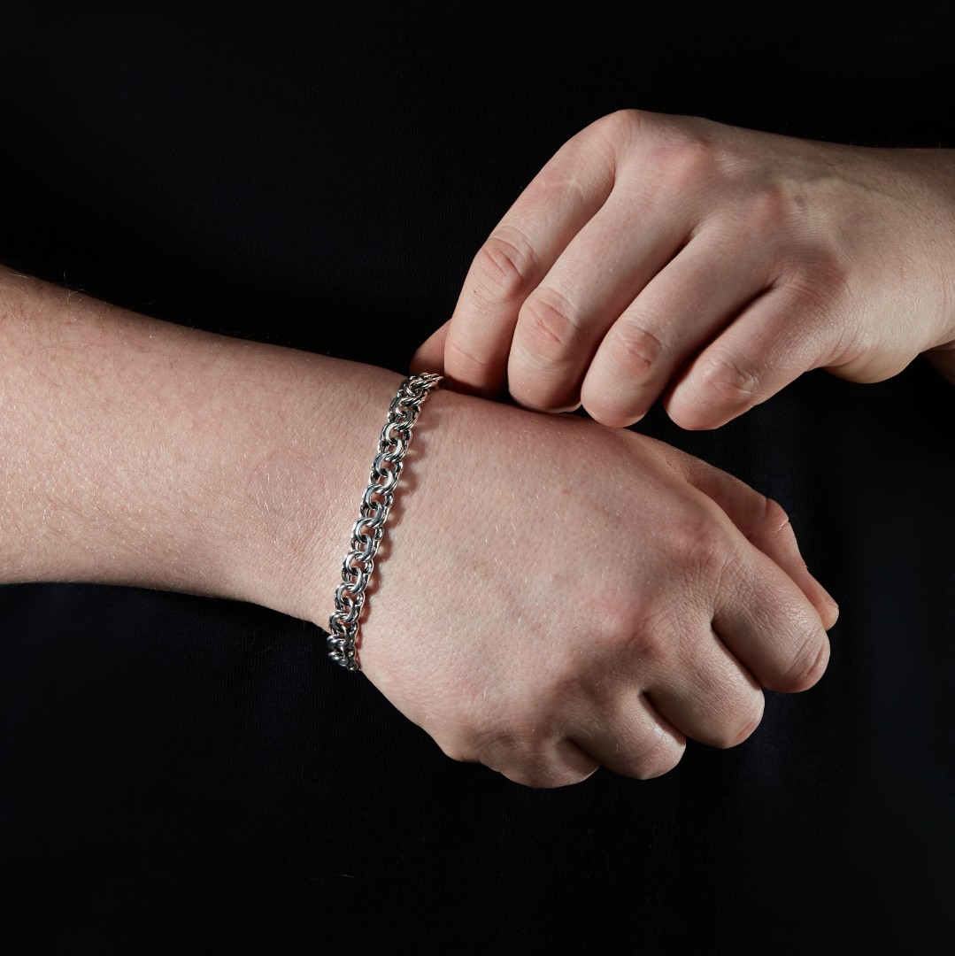 Серебряный мужской браслет, плетение Бисмарк, ширина 6,6 мм, оксидирование Браслет на руку,Серебро,с вставкой Без вставок,с замком Карабинный,РОССИЯ