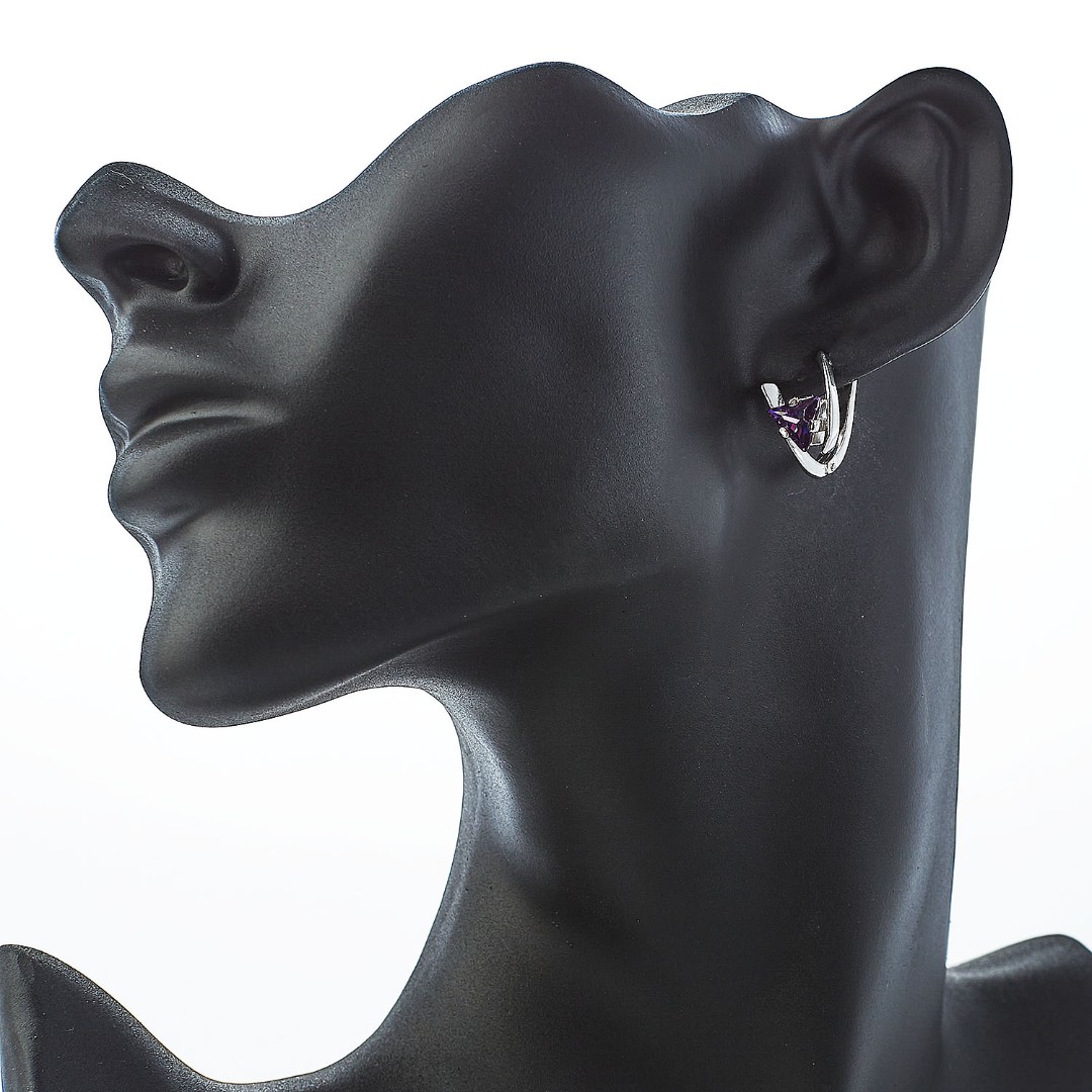 Серебряные серьги с фиолетовым фианитом, огранка треугольник, родий Серьги,Серебро,с вставкой Фианит,с замком Английский,РОССИЯ