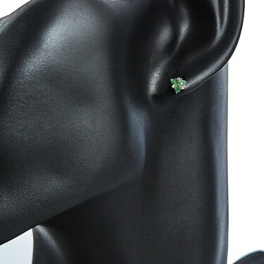 Серебряные серьги / Пусеты / Гвоздики с зеленым фианитом, огранка треугольник, родий