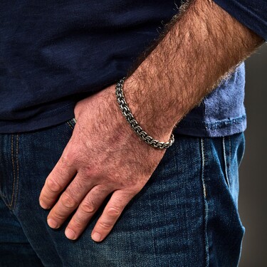 Серебряный мужской браслет, плетение ручной Бисмарк с чернением, замок коробочка, ширина 0,8 см