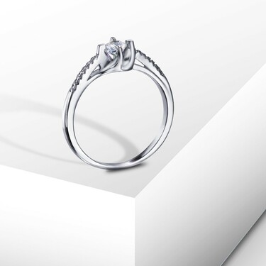 Серебряное кольцо c белыми кубическими цирконами, в родии