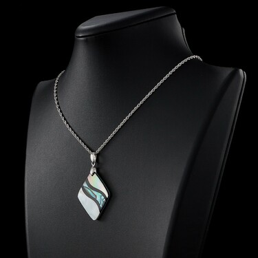 Серебряная подвеска ромб с перламутром, бело-зеленая мозаика с черной волной