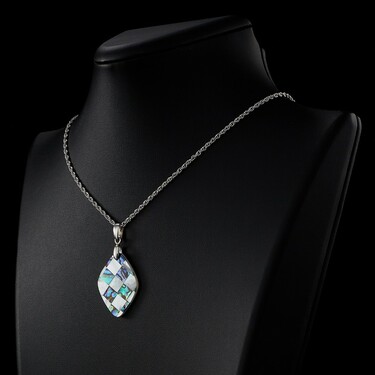 Серебряная подвеска ромб с перламутром, бело-зеленая мозаика, в родии