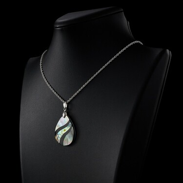 Серебряная овальная подвеска с перламутром, бело-темно-зеленая мозаика с черной волной