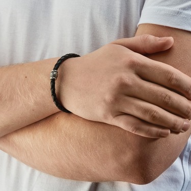 Браслет из плетеной кожи с серебряной вставкой 