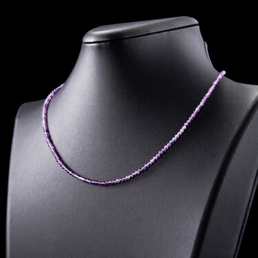 Женские бусы из сиреневого аметиста и ювелирного сплава, родирование