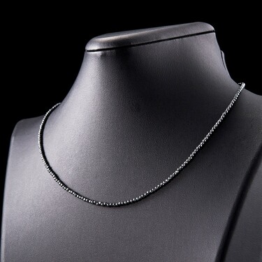 Женские бусы из темно-серого гематита и ювелирного сплава, родирование