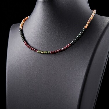 Женские бусы из разноцветного турмалина и ювелирного сплава, родирование