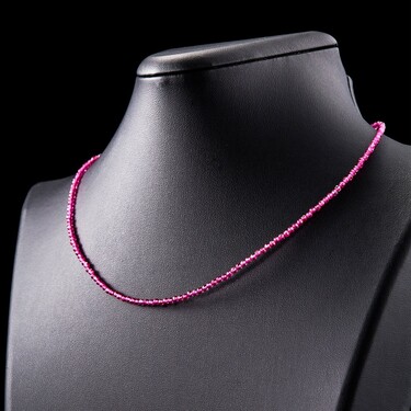 Женские бусы из малинового корунда и ювелирного сплава, родирование