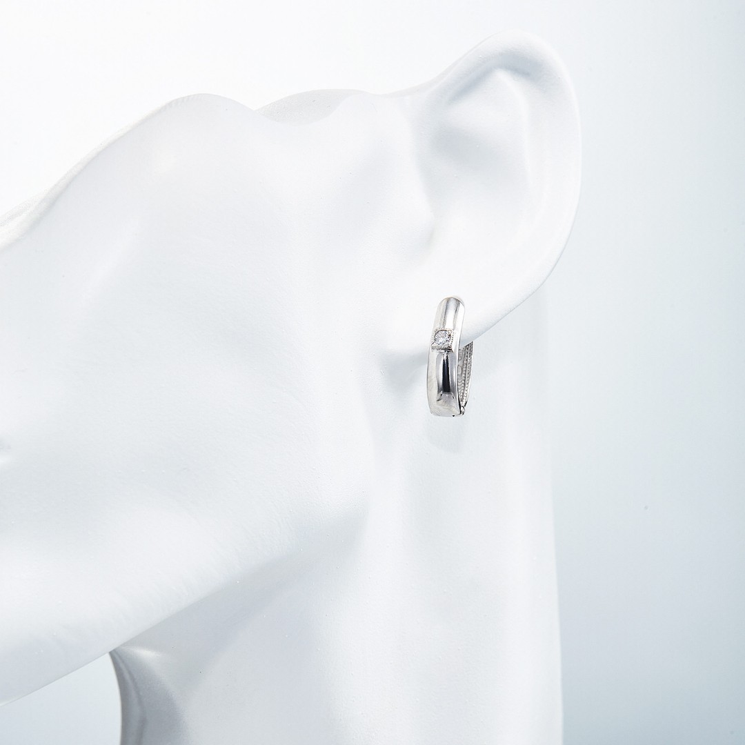 Серебряные серьги Кольца / Конго / Круглые / Хаггисы с фианитом, диаметр 1,5 см, в родии Серьги,Серьги Хаггис,Серебро,с вставкой Фианит,с замком Скоба,Английский,РОССИЯ