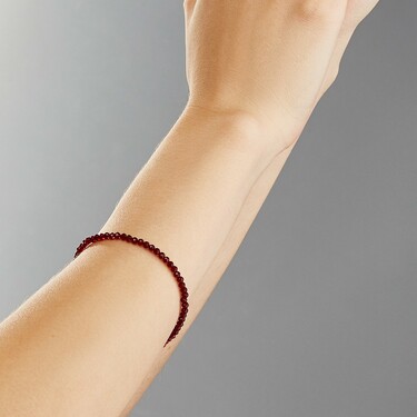 Женский браслет из бордовой шпинели на серебряной основе, родий