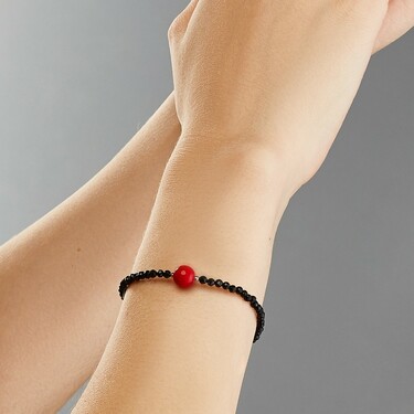 Женский браслет из черной шпинели и бусины из коралла на серебряной основе, родий