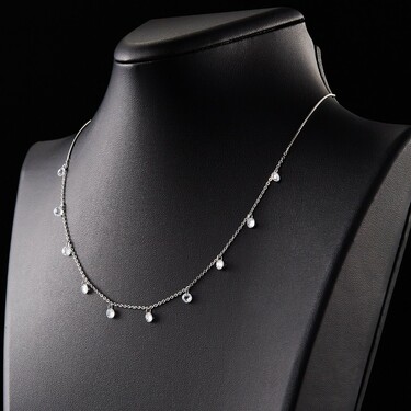 Серебряное женское утонченное колье с белыми фианитами, в родии