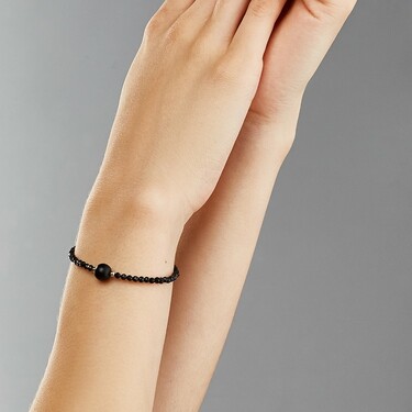 Женский браслет из черной шпинели и бусины из шунгита на серебряной основе, родий