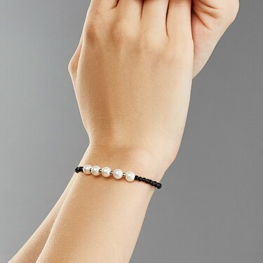 Женский браслет из черной шпинели и жемчуга на серебряной основе, родий