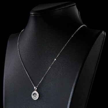 Серебряное колье c циркониями в круге под стеклом, родий